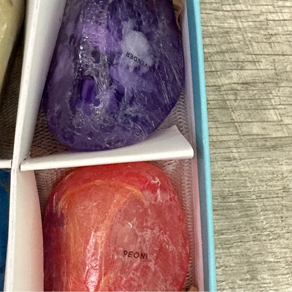 BFF Beauty 6 Piece Scented Hand Face Body Bar Soap Gift Set Gemstone Rock New - Picture 8 of 8